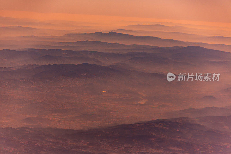 日出时地平线上的雾山在博德鲁姆火鸡附近