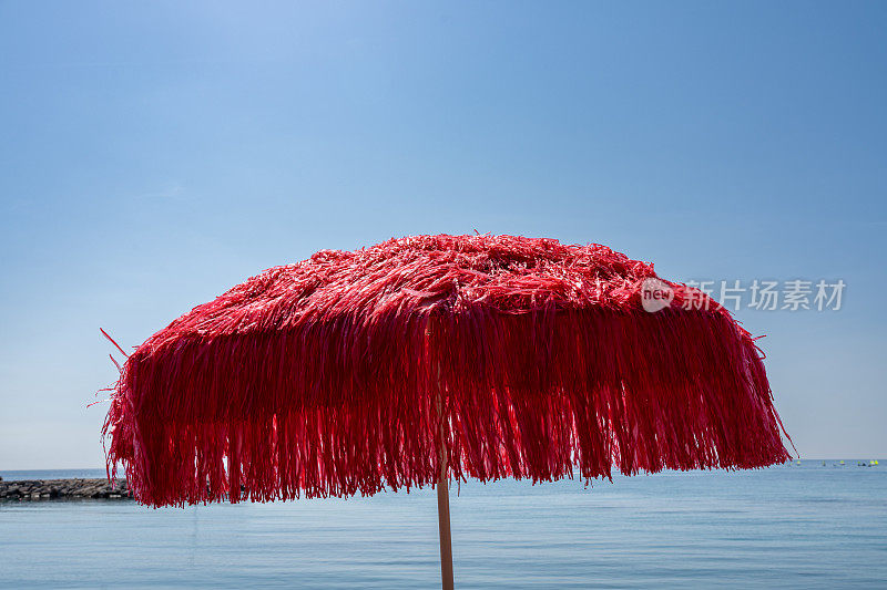 海滩上的红色阳伞