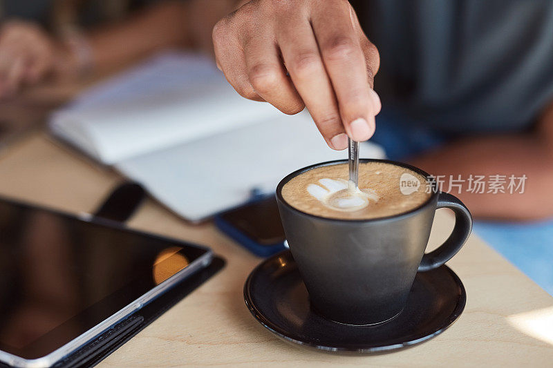 咖啡杯，手或搅拌卡布奇诺在咖啡馆或餐厅为大学，学院或学校学习。Zoom，咖啡饮料的饮料或勺子和电子学习教育技术的人