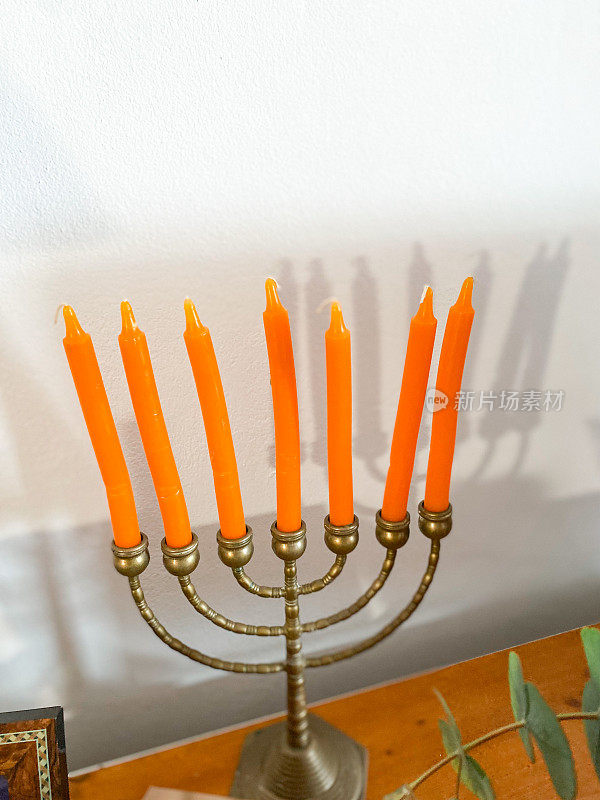 静物与犹太烛台和橙色蜡烛