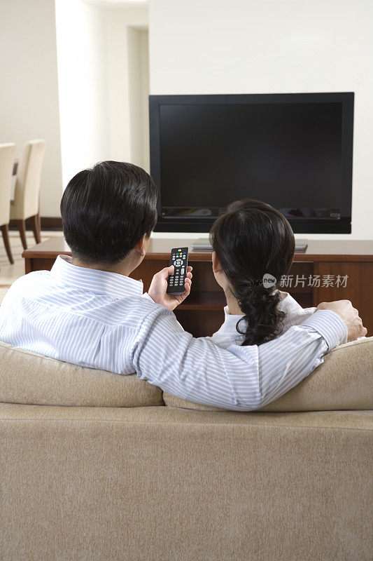 年轻夫妇看电视