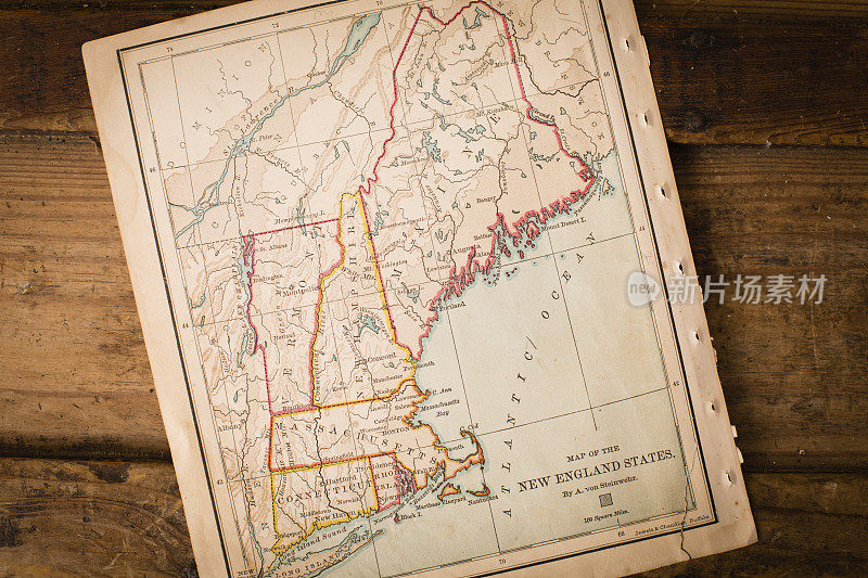 旧地图的新英格兰州，坐在树干的角度