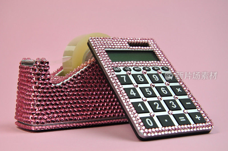 粉色珠光宝气的胶带分配器和计算器