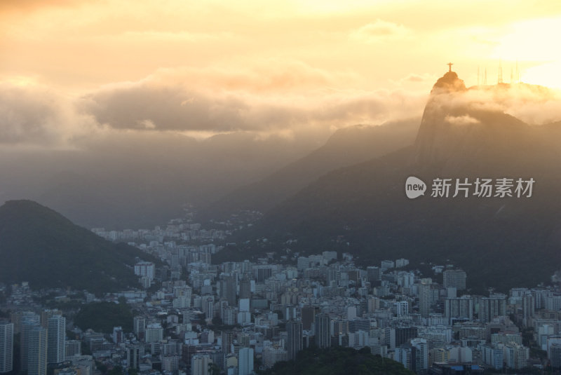 巴西里约热内卢金色日落天际线