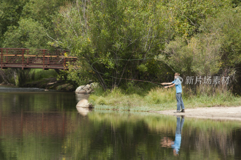 年轻人飞在湖上钓鱼