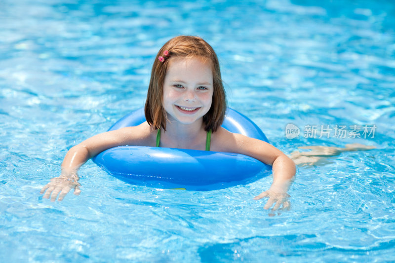 微笑，小女孩与游泳圈，在游泳池