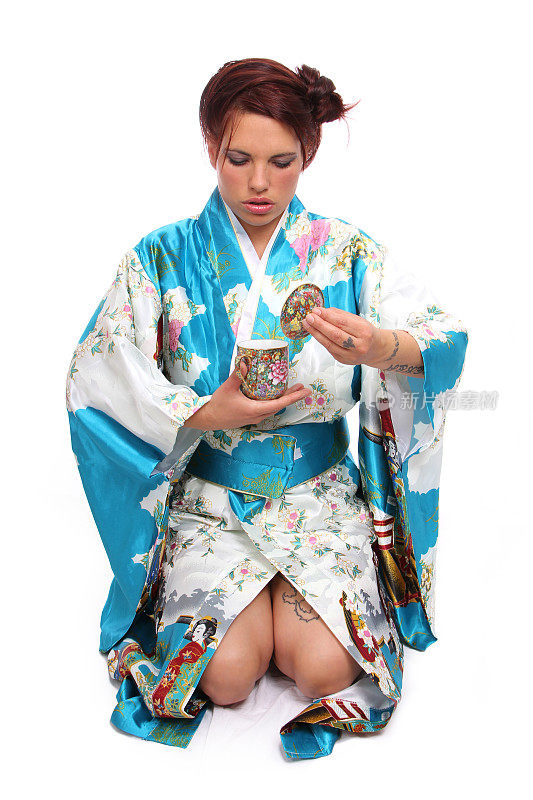 穿着亚洲服装的女人上茶