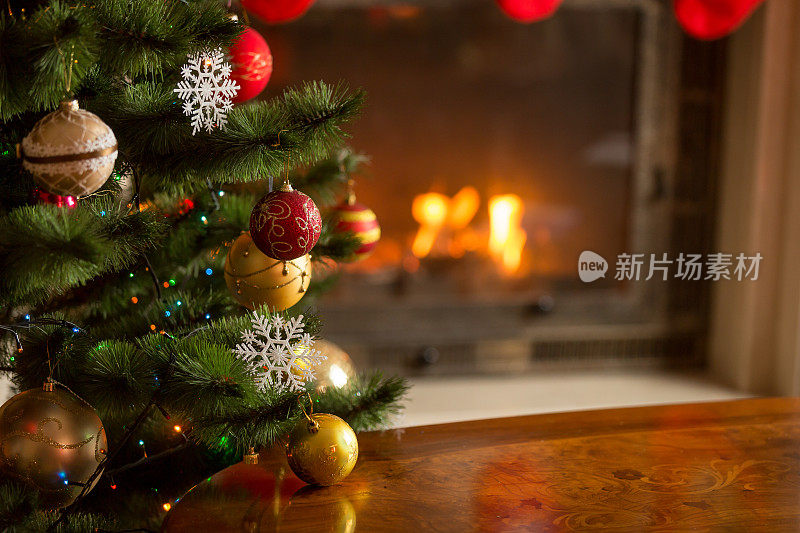 壁炉前圣诞树上的金色小玩意儿的特写