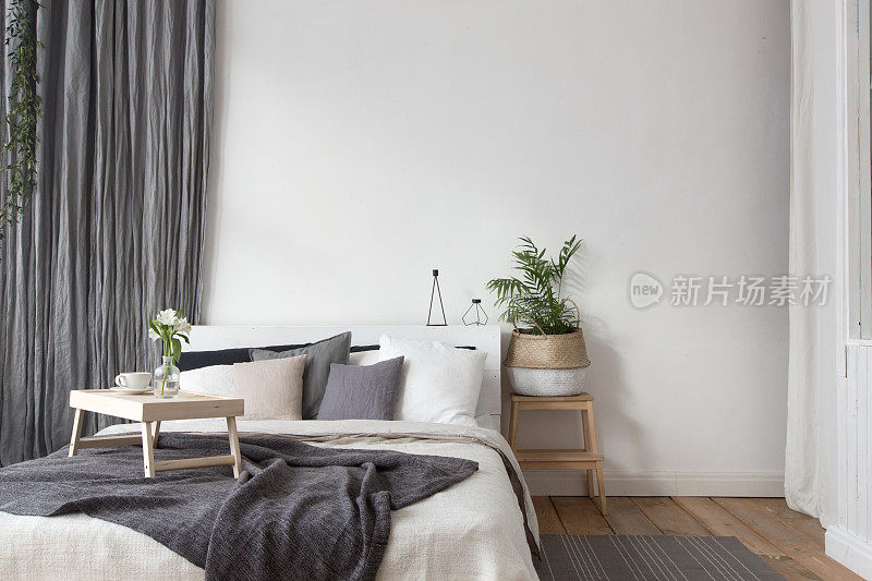 白色和灰色的室内舒适的卧室