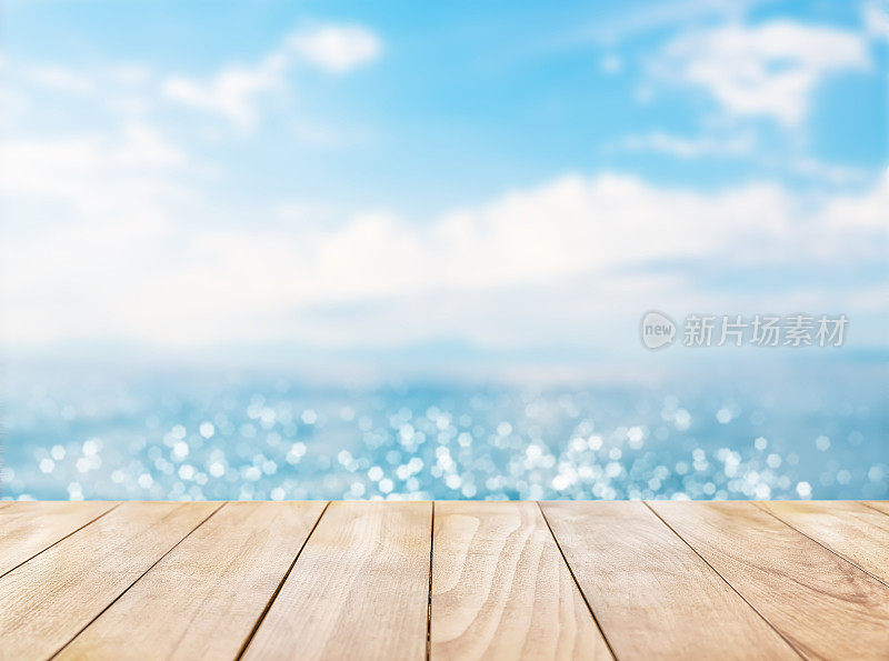 蓝色的大海和白色的沙滩上的木制桌面