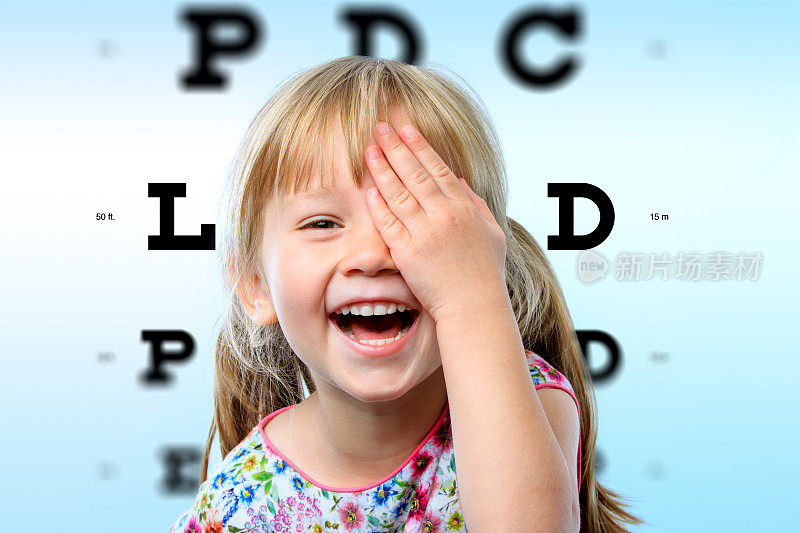 女孩对视力测试很感兴趣。