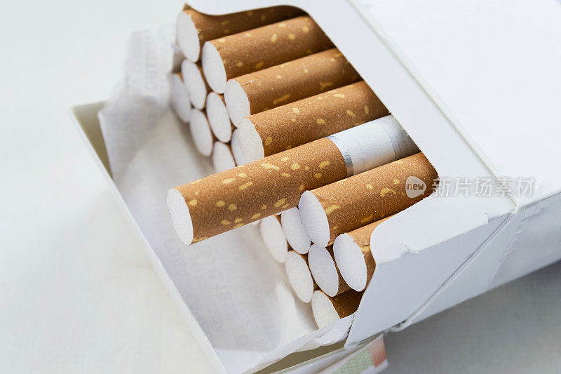 盒香烟