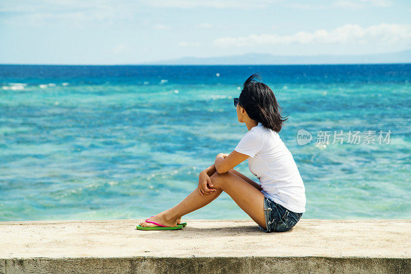 在海边放松的女人