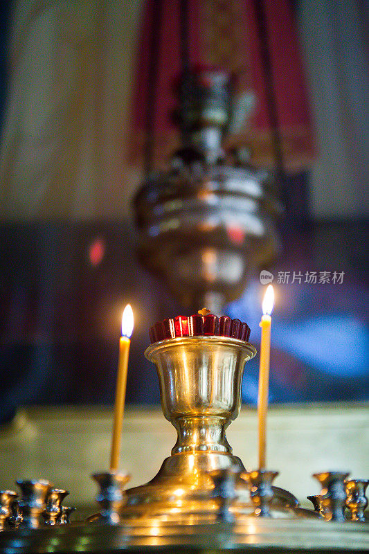 喀山大教堂里一盏点着蜡烛的圣像灯