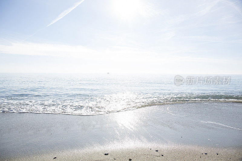 海岸线，海滩和早晨的阳光，地中海