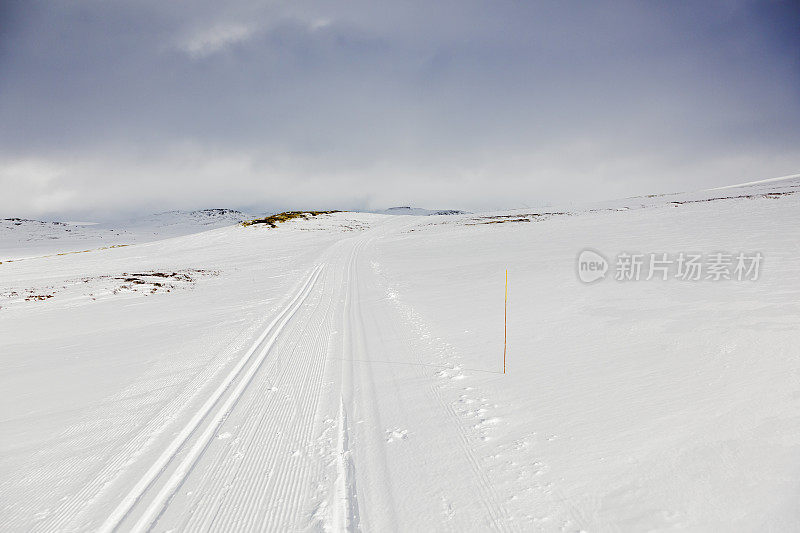 冬天，白雪覆盖的高山高原上有滑雪道。