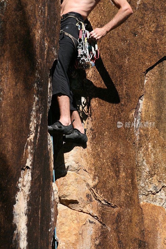 男人rockclimbing