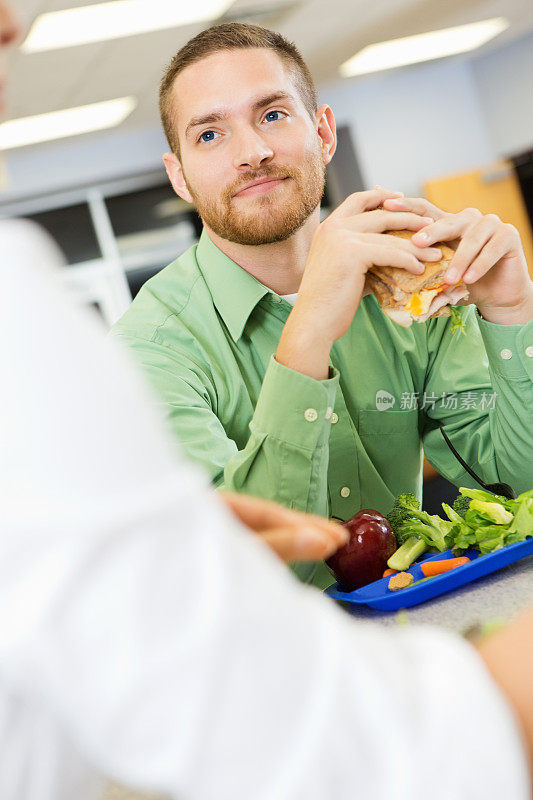 老师在学校食堂吃午饭