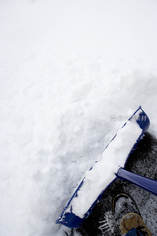 暴风雨后要把雪铲掉