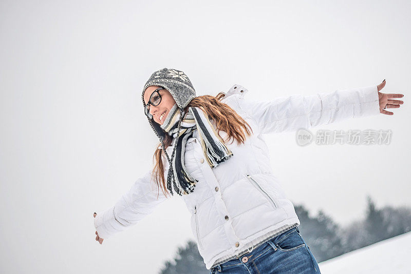 女人在玩雪