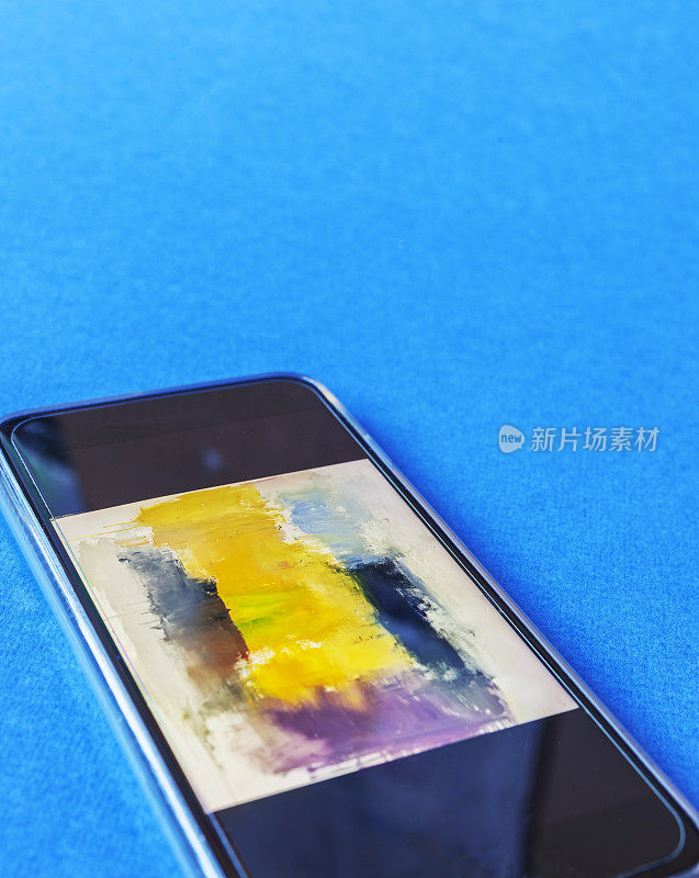 手机上的蓝色背景与桌面图像。