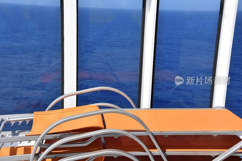 船上甲板上的躺椅