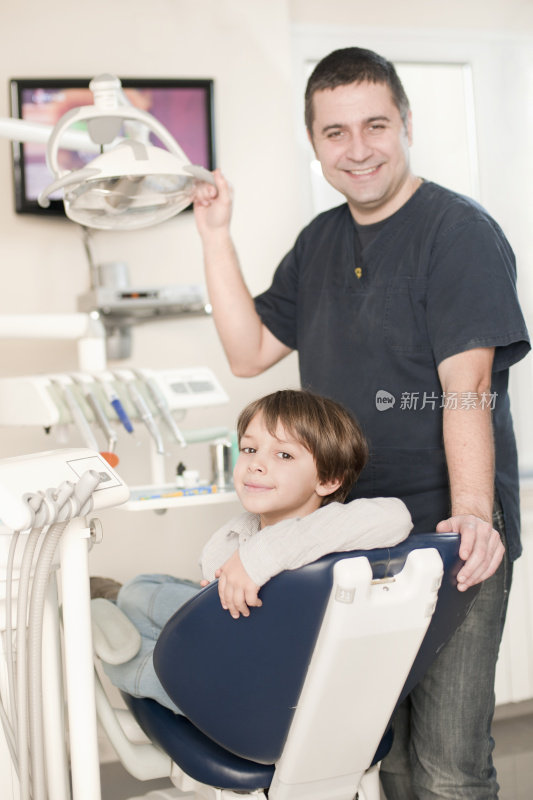 牙科诊所的男孩