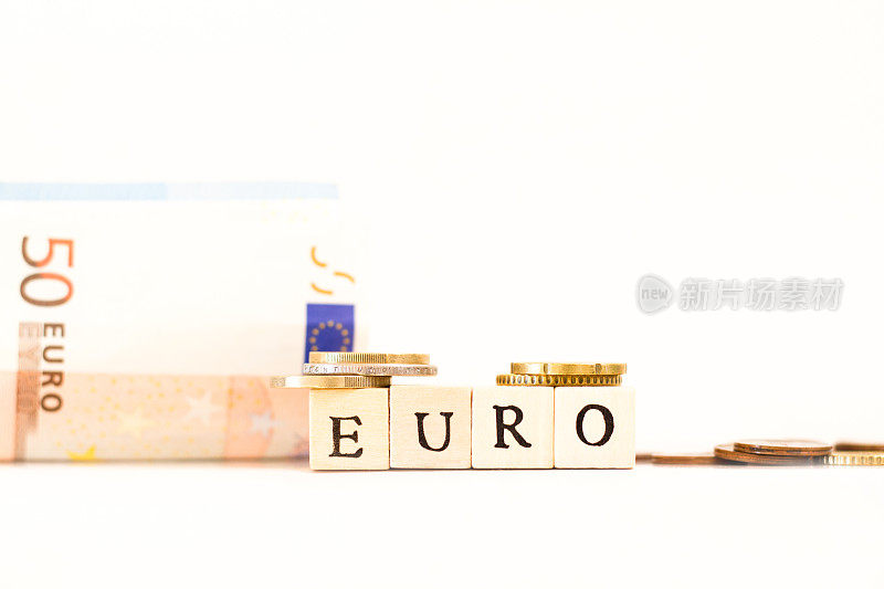 欧洲:拼在木块上的单词;硬币和钞票