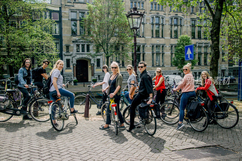 在阿姆斯特丹骑自行车
