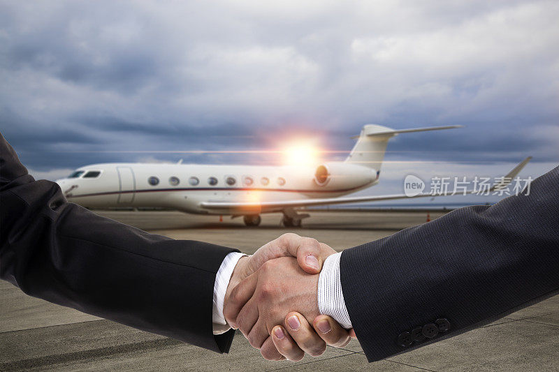 商人们在私人飞机前握手