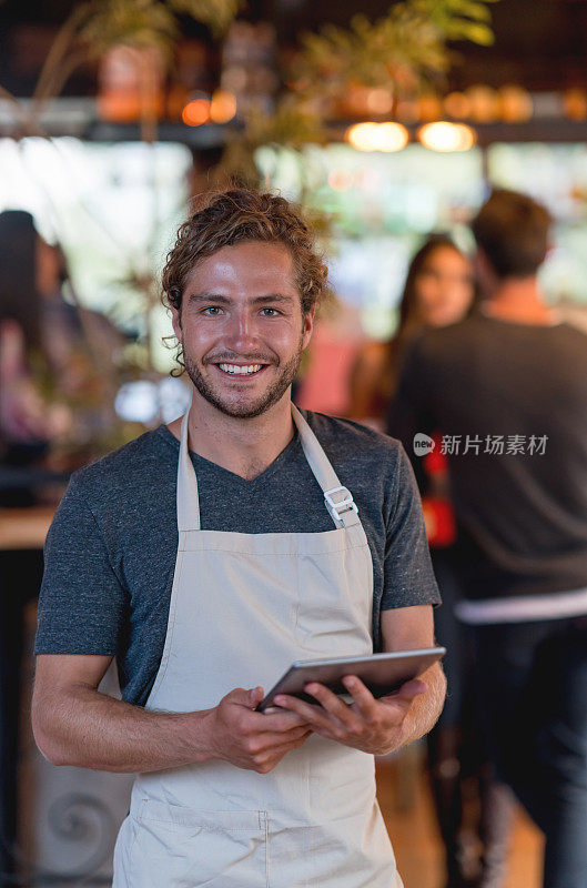 酒吧服务员使用平板电脑工作的肖像