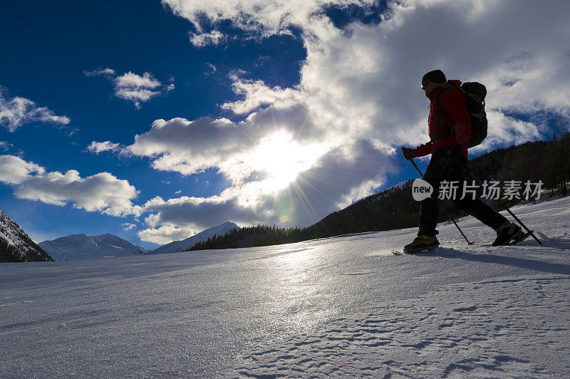 男人穿着雪鞋走