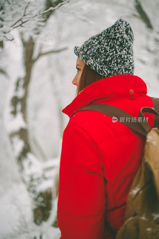 冬季运动活动。女徒步旅行者背包和雪鞋在雪地上的雪鞋