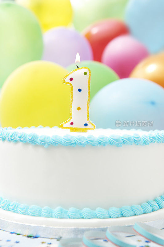 用蛋糕庆祝一周岁生日