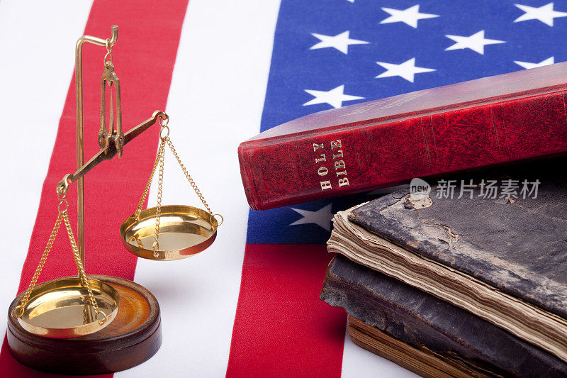 圣经，正义的天平和关于美国国旗的法律书籍
