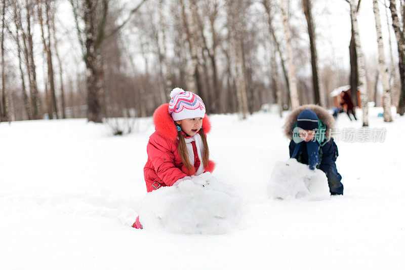 孩子做雪人