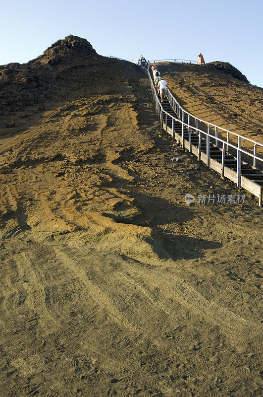 加拉帕戈斯群岛火山上的游客