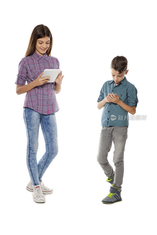 十几岁的孩子用数码平板电脑