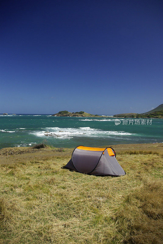 海滩附近搭起帐篷
