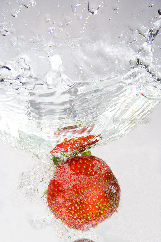 草莓和球茎一起掉进水里