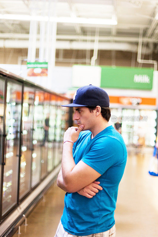 男人在超市购物