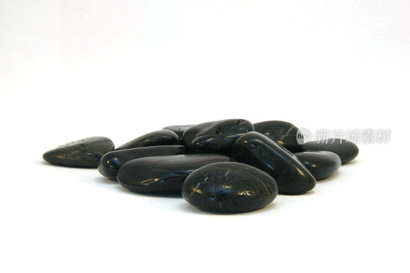 黑色的卵石孤立在白色的卵石上