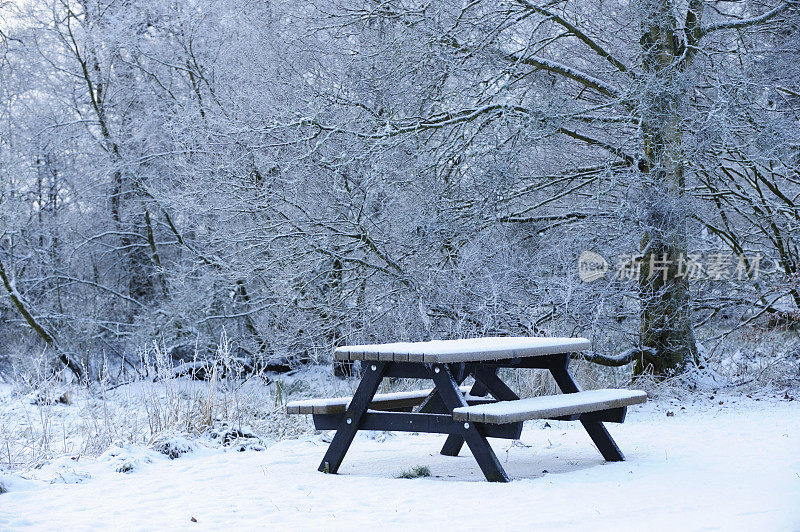 冰天雪地里空荡荡的野餐木凳