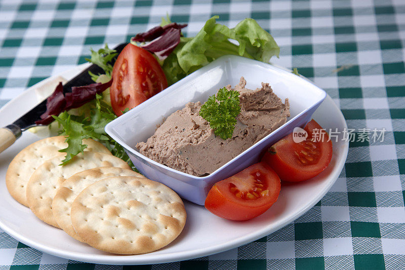 自制鸡肉馅饼，饼干和沙拉