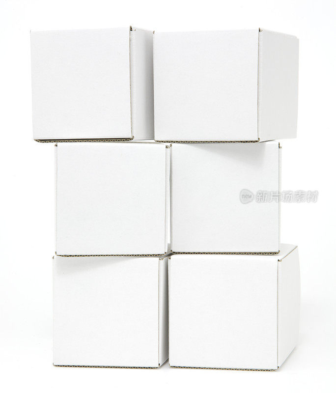 六个空白的白色纸板箱堆放在一起