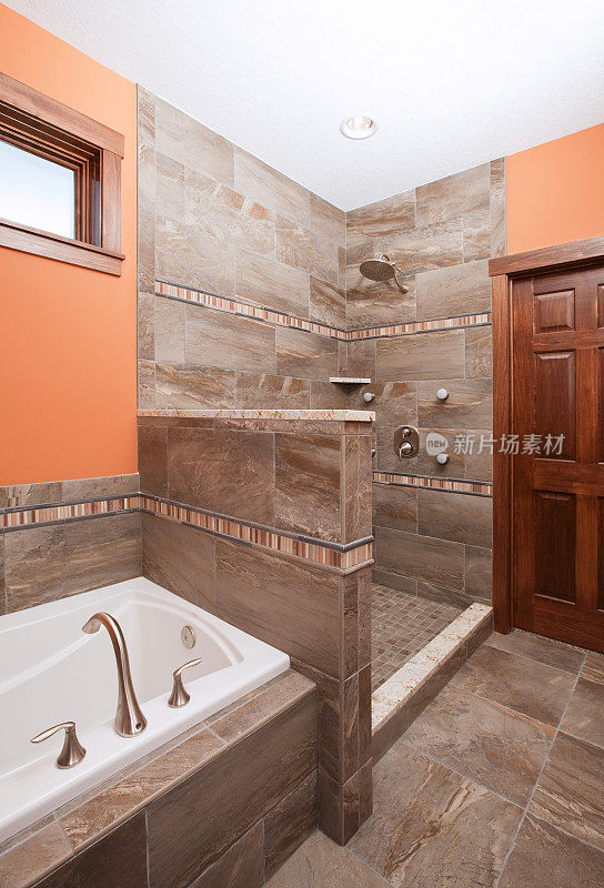 豪华瓷砖浴缸和淋浴与垂直水疗