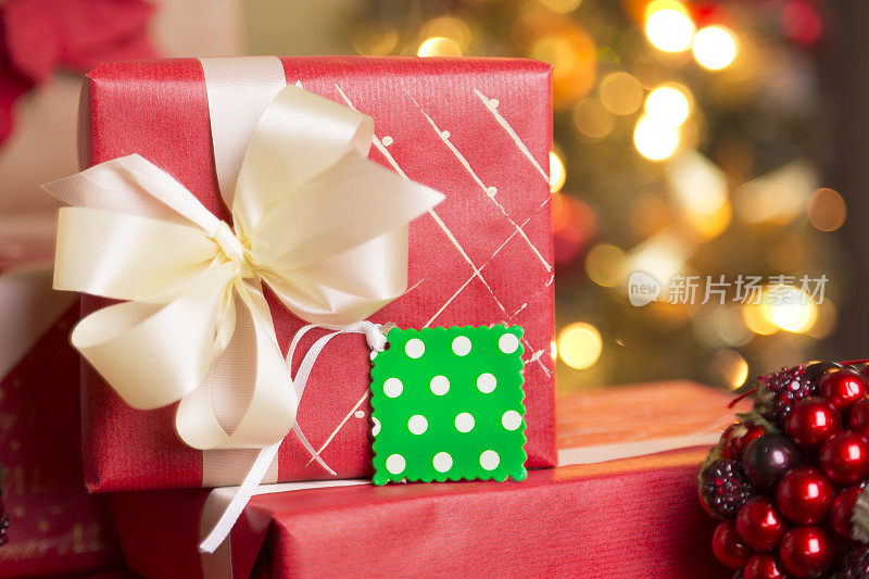 圣诞节:包装精美的节日礼物。空白标签的礼物。