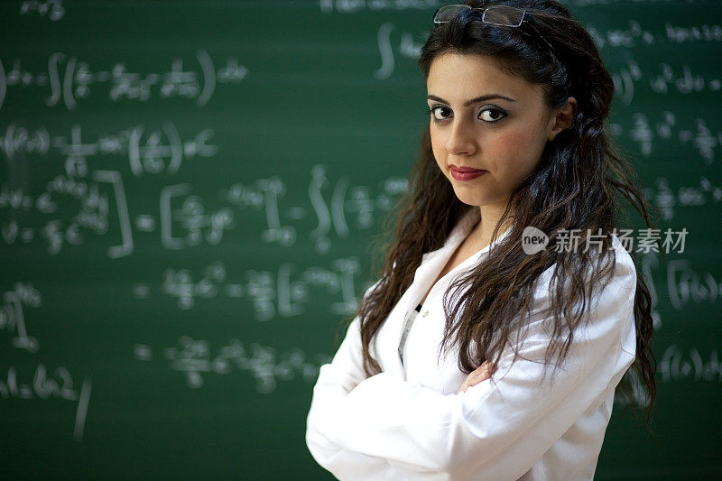年轻老师站在黑板前