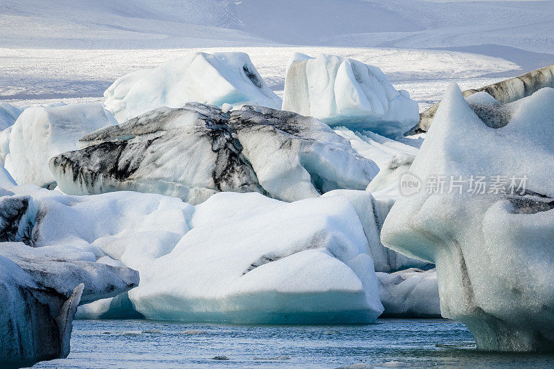 冰山漂浮在冰岛的Jokulsalon冰川泻湖上