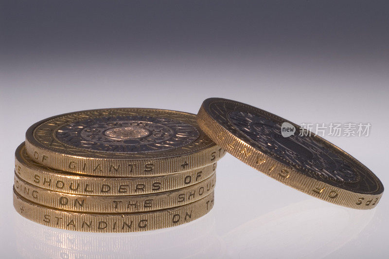 两枚显示格言的英镑硬币